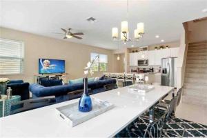SUPER CHIC - 4 Bedroom TOWNHOME IN DISNEY AREA