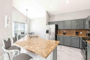 SUPER GLAM - GAME ROOM and POOL