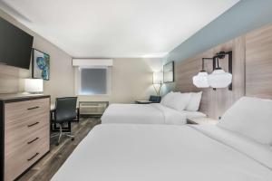 Queen Room with Two Queen Beds - Non-Smoking room in Coratel Inn & Suites Park city