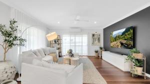 Three Galahs - Sleeps 8 Luxe Riverside Retreat