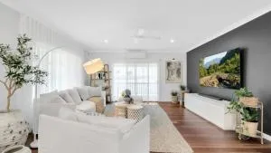 3 Galahs - Sleeps 8 Luxe Riverside Retreat - Urunga