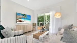 Cockatoo - Sleeps 5, Luxe Riverside Retreat - Urunga