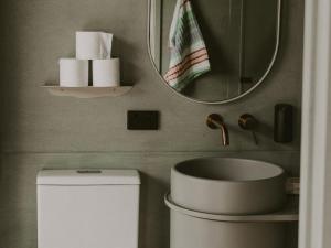Cute, Cozy Container with Outdoor Bath near Montville
