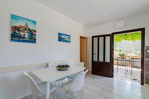 Seaside apartments with a swimming pool Tri Zala, Korcula - 558