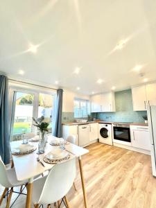 Luxury Modern House, Free Driveway Parking and Garden! Fully Equipped, Sleeps 6 Guests