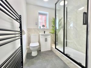 Luxury Modern House, Free Driveway Parking and Garden! Fully Equipped, Sleeps 6 Guests