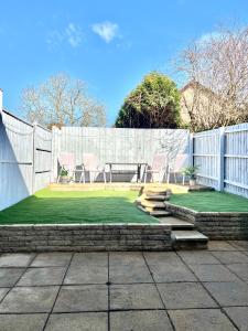 Luxury Modern House, Free Driveway Parking and Garden! Fully Equipped, Sleeps 6 Guests