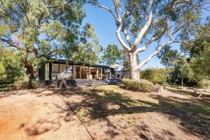 Arlo Beach House - Beachside, Pet Friendly, Fireplace