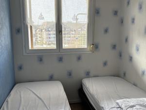 Appartement 2 Pièces avec Loggia Vue Mer et Parking, Près de la Plage - FR-1-712-38