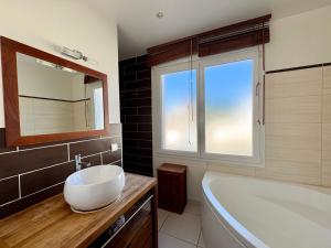 Maison Spacieuse avec Piscine Privée et Jardin à Saint Jean de Monts - FR-1-323-381