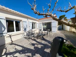 Maisons de vacances Maison Spacieuse avec Piscine Privee, Proche Centre et Plage, Saint Jean de Monts - FR-1-323-381 : photos des chambres