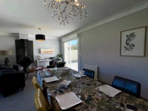 Maisons de vacances Maison Spacieuse avec Piscine Privee, Proche Centre et Plage, Saint Jean de Monts - FR-1-323-381 : photos des chambres