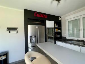 Maisons de vacances Maison Spacieuse avec Piscine Privee, Proche Centre et Plage, Saint Jean de Monts - FR-1-323-381 : photos des chambres