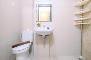 Cozy and Homey Studio Room Transpark Cibubur Apartment By Travelio