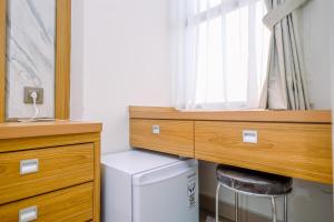 Cozy and Homey Studio Room Transpark Cibubur Apartment By Travelio