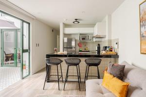 Vacation Escape - Elegant Barranco Stay near Beach & Art