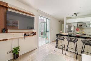 Vacation Escape - Elegant Barranco Stay near Beach & Art