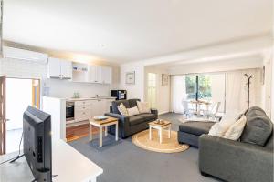 Maestral II - Beachside Villa with Private Garden