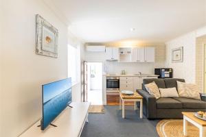 Maestral II - Beachside Villa with Private Garden