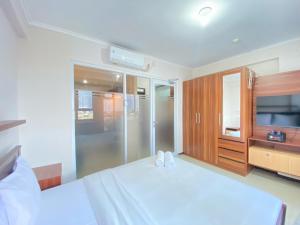 Minimalist and Nice 1BR at Gateway Pasteur Apartment By Travelio