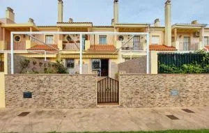 5 Bedroom Cozy Home In El Portil - 埃尔波提尔
