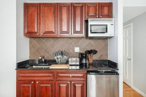 73-806 New 1BR 1Bth UWS Doorman Gym