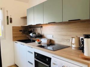 Appartements Appartement neuf avec terrasse et parking a Groix - FR-1-813-23 : photos des chambres