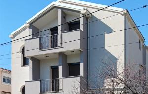 2 Bedroom Beautiful Apartment In Zadar 