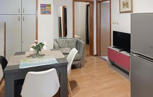 2 Bedroom Beautiful Apartment In Zadar 