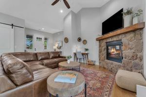 Luxury Mountain Retreat with studio apartment