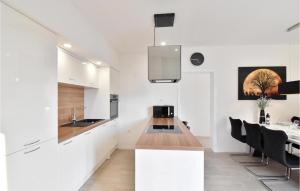 Stunning Home In Makarska With Wifi 