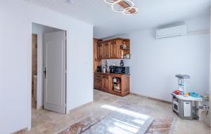 Maisons de vacances Gorgeous Home In Le Rove With Wifi : photos des chambres