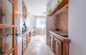 Maisons de vacances Gorgeous Home In Le Rove With Wifi : photos des chambres