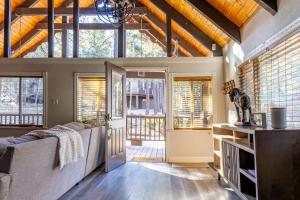 Rustic Log Cabin in Munds Park