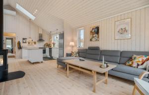 Beautiful Home In Fårevejle With Wifi