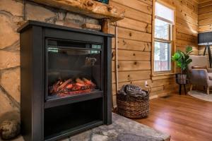 Spacious Cozy Cabin Retreat on 5-Acres with HotTub