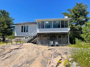 Georgian Bay 3-bdrm lakefront Main House