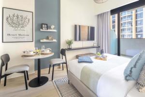 Frank Porter - Azizi Riviera 26