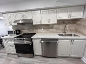 Whitby Hideout - 3BR, 5BD, 3WR, Pool Table, Sauna
