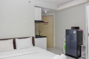 Cozy and Comfy Studio at Amethyst Apartment By Travelio