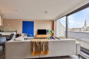 Ruim 2 slaapkamer appartement met parking nabij NAVO