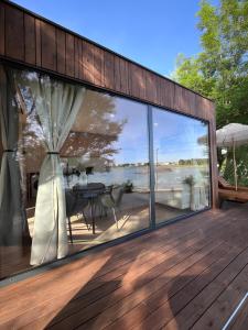 Exclusive Wellness House with Jacuzzi and Sauna, 10 Gardens