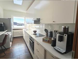 ED-große, moderne Wohnung in zentraler Lage, mit Balkon, Lift und Parkplatz