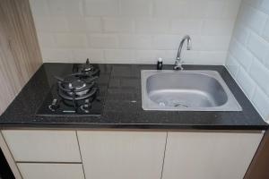 Comfort and Homey Studio at Transpark Bintaro Apartment By Travelio