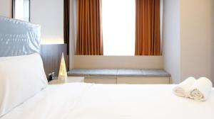 Luxurious Studio with Long Golf View at Grand Sungkono Lagoon Apartment By Travelio