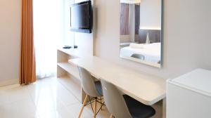 Luxurious Studio with Long Golf View at Grand Sungkono Lagoon Apartment By Travelio