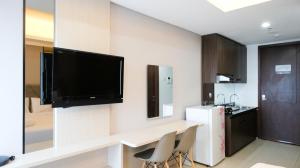 Luxurious Studio with Long Golf View at Grand Sungkono Lagoon Apartment By Travelio