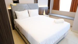 Luxurious Studio with Long Golf View at Grand Sungkono Lagoon Apartment By Travelio