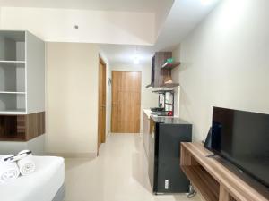Modern Look Studio Room at Gateway Park LRT City Jatibening Apartment By Travelio