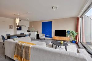 Ruim 2 slaapkamer appartement met parking nabij NAVO